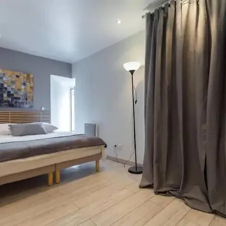 Historic Penthouse, Steps To Appartement