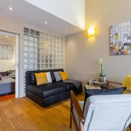 Historic Penthouse, Steps To Appartement