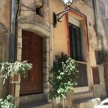 Apartment Historic Penthouse, Steps To Villefranche-sur-Mer